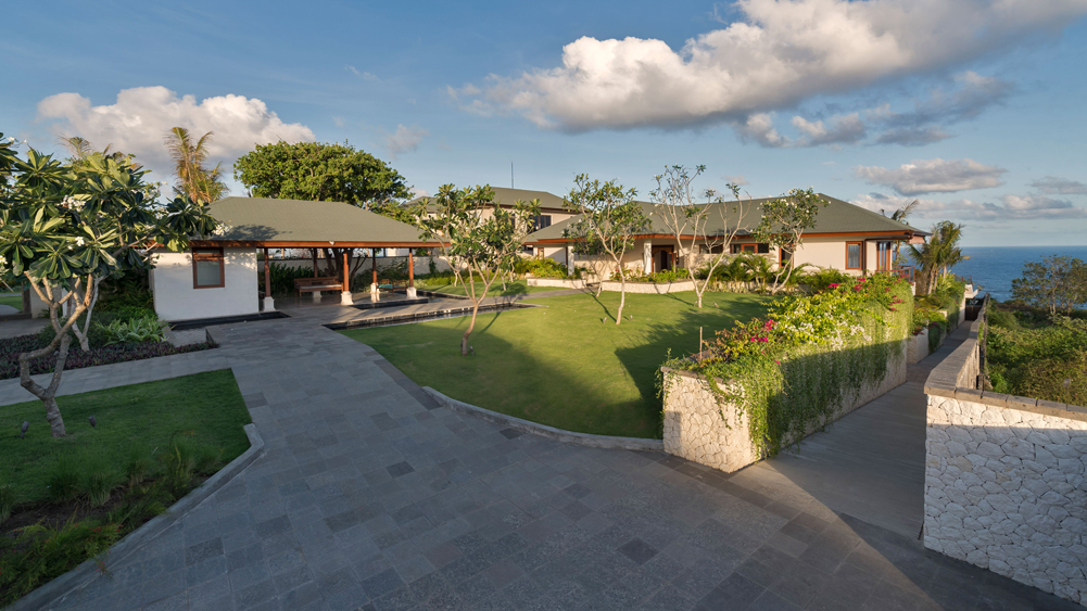 Pandawa Cliff Estate - Villa Rose - Front garden